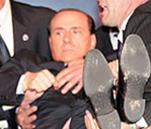 Lunedì. Berlusconi viene invitato a telefonare alla trasmissione di Biscardi, ma quando sente la parola Processo comincia a urlare e a sputare con Apicella in sottofondo che fa preside’ nun facite accussì che ve saglie ‘a pressione e vi viene un ficus.